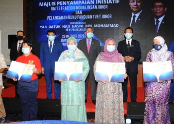 HASNI Mohammad bergambar bersama para penerima inisiatif modal insan pada majlis penyampaian inisiatif Unit Strategik Modal Insan Johor dan pelancaran buku Panduan TVET Johor di Kota Iskandar, Johor. - UTUSAN/RAJA JAAFAR ALI