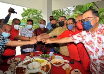 GOLONGAN muda hari ini mahu melihat UMNO sebagai sebuah parti yang mampu memberikan harapan dan keyakinan ke atas masa depan mereka. – UTUSAN/RAJA JAAFAR ALI