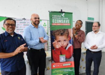 Mas Imran Adam (dua kanan)  pada majlis pelancaran Kempen Kemanusiaan Econsave-Mycare Untuk Syria 
@Econsave Teratai, Pulai, Iskandar Puteri.– UTUSAN/RAJA JAAFAR ALI