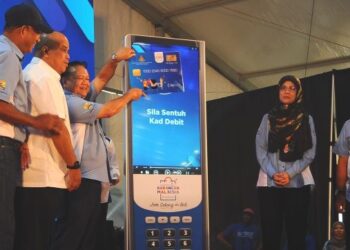 ALEXANDER Nanta Linggi meletak kad sebagai gimik perasmian Majlis Pelancaran Kempen Beli Barangan Malaysia 2022 di Angsana Mall, Johor Bahru, semalam. - FOTO/RAJA JAAFAR ALI