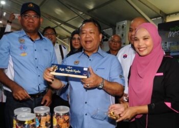 ALEXANDER Nanta Linggi (tengah) melawat gerai pameran pada majlis pelancaran Kempen Beli Barangan Malaysia 2022 di Angsana Mall, Johor Bahru. – FOTO/RAJA JAAFAR ALI