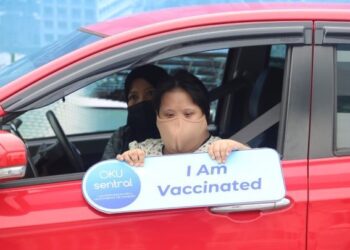 ARIYANTI Abdul Samad selesai mendapatkan vaksin Covid-19 di Pusat Pemberian Vaksin Pandu Lalu Orang Kurang Upaya (OKU) Sentral di Pusat Akuatik Arena Larkin, Johor. – UTUSAN/RAJA JAAFAR ALI