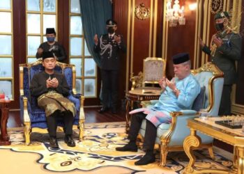 SULTAN Johor, Sultan Ibrahim Sultan Iskandar bersama Menteri Besar Johor yang baharu,  Onn Hafiz mengaminkan doa  dalam Majlis Mengangkat Sumpah Menteri Besar Johor di Istana Bukit Serene, Johor Bahru, baru-baru ini. – GAMBAR RPO