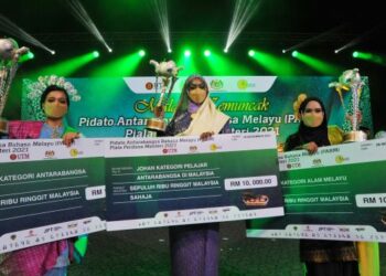 JOHAN Pidato Antarabangsa Bahasa Melayu (PABM) 2021, Nargiza Ortikova Amirdin Qizi dari Uzbekistan, Johan Kategori Pelajar Antarabangsa di Malaysia, Aminata Koutoub Sano dari Guinea dan Johan Kategori Alam Melayu, Siti Nur Shafika Md. Fakharuzi dari IPGM sempena Pertandingan Akhir Pidato Antarabangsa Bahasa Melayu (PABM) Piala Perdana Menteri 2021 di Dewan Sultan Iskandar, UTM, Skudai di sini. -UTUSAN/RAJA JAAFAR ALI