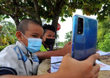 PEMPENGARUH media sosial perlu mempunyai
jati diri yang tinggi iaitu sentiasa menghasilkan
kandungan yang mampu mendidik warganet
pada elemen-elemen murni. - GAMBAR
HIASAN/RAJA JAAFAR ALI