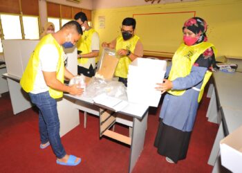 PETUGAS SPR membuat persiapan terakhir menjelang hari mengundi hari ini.