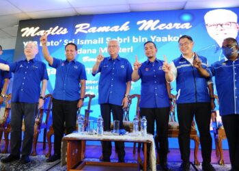 Ismail Sabri Yaakob bergambar bersama jentera BN  pada Majlis Ramah Mesra Perdana Menteri Bersama Warga Parlimen Ayer Hitam hari ini.