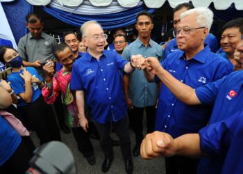 Ismail Sabri Yaakob dan Wee Ka Siong pada Majlis Ramah Mesra Perdana Menteri Bersama Warga Parlimen Ayer Hitam petang tadi.