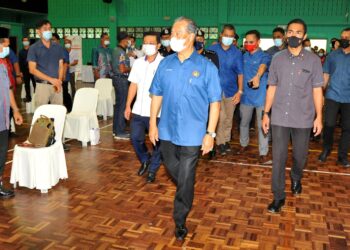 Tan Sri Muhyiddin Yassin hadir pada Program Jom Ke Sekolah Parlimen Pagoh & Dun Gambir bersama Program CSR Pendidikan Yayasan Pelajaran Mara dengan diiringi Datuk Dr Sahruddin Jamal (kanan) di Dewan Kompleks Sukan Pagoh, Muar pada 27 Mac 2021. UTUSAN/RAJA JAAFAR ALI
pemberita: Sharkawi/khairul