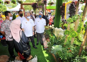 Ismail Sabri Yaacob melihat landskap yang dibuat oleh Majlis Perbandaran Batu Pahat sempena Sambutan Hari Landskap Negara di Taman Eko Flora, Johor Bahru, semalam. -MINGGUAN/RAJA JAAFAR ALI