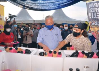 SEJAK Ismail Sabri Yaakob menjadi Perdana Menteri, tidak banyak politiking dilihat kerana pemimpin dan rakyat fokus kepada kerja mereka. 
– UTUSAN/RAJA JAAFAR ALI