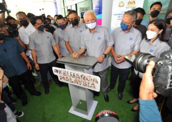 ISMAIL Sabri Yaakob Menandatangani plak sambil diperhatikan oleh Menteri Besar Johor Datuk Hasni Mohamad  pada Majlis Lawatan Residensi Pr1ma Larkin Indah, Johor Bahru disini.-UTUSAN/RAJA JAAFAR ALI