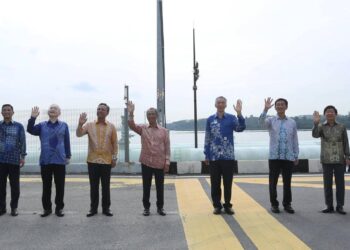 Perdana Menteri,Tan Sri Muhyiddin Yassin (lima dari kiri) bersama Perdana Menteri Singapura, Lee Hsien Loong (empat dari kanan) pada Majlis Penyambungan Semula Projek RTS di tengah-tengah Tambak Johor di sini. hari ini  . UTUSAN/RAJA JAAFAR ALI