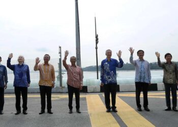 Perdana Menteri Malaysia Tan Sri Muhyiddin Yassin dan Perdana Menteri Singapura Lee Hsien Loong  Kung  bersama pemimpin kedua-dua buah negara bergambar pada Majlis Simbolik Penyambungan Semula Projek RTS di tengah-tengah Tambak Johor. - UTUSAN/RAJA JAAFAR ALI