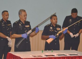 Datuk Ayub Khan Mydin Pitchay (tengah) menunjukkan senapang patah dan peluru yang dirampas daripada pemburu haram di Kluang dalam sidang akhbar di Johor Bahru, semalam. Foto: RAJA JAAFAR ALI