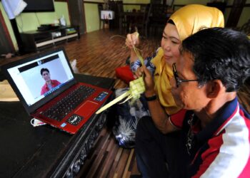JARAK yang jauh bukan lagi penghalang untuk menyambut Hari Raya Aidilfitri bersama-sama dengan menggunakan kecanggihan teknologi komunikasi dan maklumat (ICT). – UTUSAN/RAJA JAAFAR ALI
