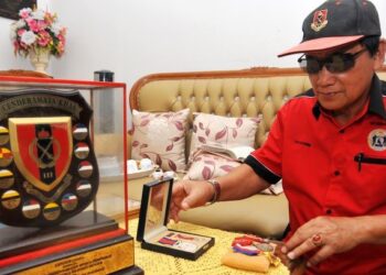 KARIM Wagiman menunjukkan pingat serta hadiah yang diterima sepanjang 21 tahun menjadi anggota renjer di rumahnya di Kampung Bendahara, Johor. – mingguan/RAJA JAAFAR ALI