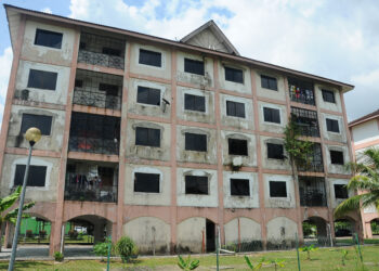 Rumah guru di SMK Permas Jaya 2, Bandar Baru Permas Jaya, Johor Bahru yang usang tanpa penghuni. UTUSAN/RAJA JAAFAR ALI