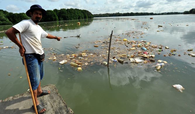 Sungai Tebrau dicemari sampah - Utusan Digital