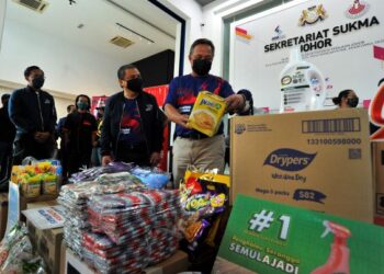 HASNI Mohammad (kanan) meninjau proses agihan bantuan kepada mangsa banjir di Iskandar Puteri, Johor, Disember lalu.  – UTUSAN/RAJA JAAFAR ALI