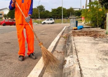 PEKERJA pembersihan didakwa masih belum menerima gaji minimum RM1,500.