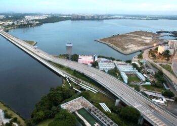 Tambak Johor sejauh 1.056 kilometer yang menghubungkan Johor Bahru dan Singapura menjadi penghubung darat antara Singapura-Johor. -
UTUSAN/RAJA JAAFAR ALI