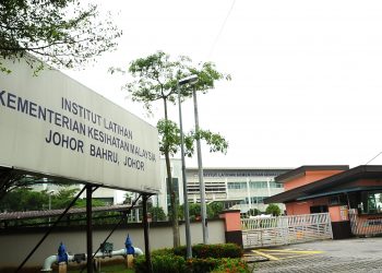 PEMERIKSAAN ketat dilakukan oleh pihak keselamatan ketika memasuki Institut Latihan Kementerian Kesihatan Malaysia (ILKKM) berikutan Perintah Kawalan Pergerakan Diperketatkan (PKPB) di ILKKM , Kempas disini. -UTUSAN/RAJA JAAFAR ALI
