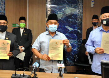 TOSRIN Jarvanthi (tengah) bersama Mufti Negeri, Datuk Yahya Ahmad (kiri) dan Pengarah JAINJ, Datuk Md. Rofiki Samsudin (kanan) menunjukkan kenyataan akhbar berkenaan solat dan akad nikah dalam tempoh PKP pada sidang akhbar di Kompleks Islam Iskandar, Johor. -UTUSAN/RAJA JAAFAR ALI