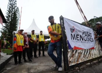 DALAM perjalanan ke pusat mengundi pun penulis masih berbelah bahagi untuk membuat keputusan, calon mana hendak dipilih. – UTUSAN/RAJA JAAFAR ALI