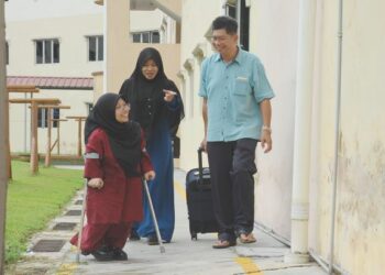 Nur Hanis Zainalabidin ditemani ibu bapanya, Zainalabidin Reduan dan Ramlah Musa ketika   mendaftar masuk ke Universiti Teknologi Malaysia (UTM) Skudai, Johor Bahru di sini hari ini-UTUSAN/RAJA JAAFAR ALI