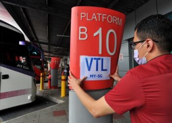 PETUGAS di Larkin Sentral membuat persiapan untuk menerima rakyat Malaysia dari Singapura di bawah Laluan Perjalanan Lengkap Vaksin (VTL) bermula Isnin ini di Johor Bahru, semalam.