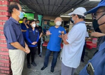 WEE Ka Siong (tengah) berkempen membantu calon-calon Barisan Nasional dari MCA yang bertanding di 15 kerusi dalam Pilihan Raya Negeri (PRN) Johor.