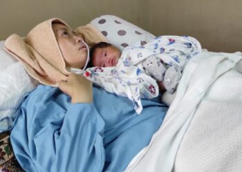JAHIDAH Nordin di sisi bayi lelakinya, J Eshan Nufail sebelum dimasukkan ke hospital akhir bulan Januari lalu.