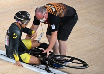 JOHN Beasley membantu Azizulhasni Awang yang terjatuh dalam pusingan ketiga acara pecut individu di Tokyo semalam. - AFP