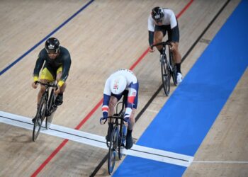 AZIZULHASNI Awang (kiri) bersaing dengan Jason Kenny (tengah) dan Yuta Wakimoto dari Jepun dalam saingan pecut repechage pusingan ketiga di Velodrom Izu, semalam. – AFP