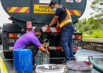 PENDUDUK di sekitar Lukut mengambil air dari lori tangki selepas Port Dickson mengalami gangguan bekalan susulan penutupan LRA Sungai Linggi. – UTUSAN/MUHAMMAD IZZAT TERMIZIE