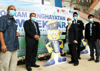 RAHA Abdul Rahim (tiga dari kanan) bersama pengurusan tertinggi universiti semasa pelancaran maskot Tuah Tenaga UTeM di kampus UTeM, Durian Tunggal, Melaka. - UTUSAN/MUHAMMAD SHAHIZAM TAZALI