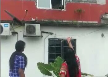 TANGKAP layar video memaparkan  dua keluarga jiran bergaduh di Shah Alam, Selangor, gara-gara tidak berpuas hati dengan kawasan tanaman dan masalah parkir kenderaan.