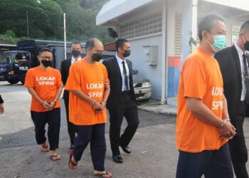 TIGA kakitangan JKM Tangkak direman lima hari oleh Mahkamah Majistret Johor Bahru bagi membantu siasatan kes mengemukakan tuntutan palsu, dua tahun lalu.