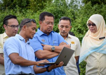 ABDUL RAHMAN Mohamad (tengah) diberi penerangan oleh jurutera JKK tentang alat keselamatan Speed Sign Radar (SSR) di Jalan Benta - Lipis berdekatan Stesen Timbang JPJ Benta di Lipis, Pahang. - FOTO/HARIS FADILAH AHMAD