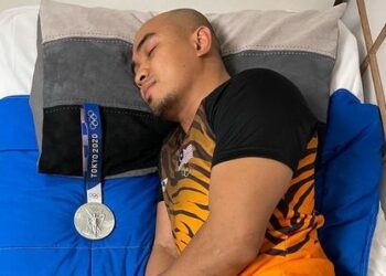 AZIZULHASNI Awang berkongsi gambar 'wajib' tidur bersama pingat di media sosial.