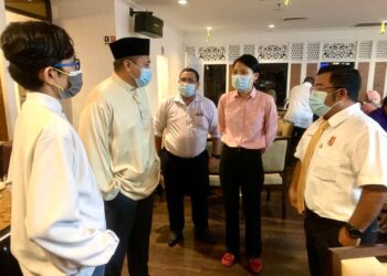 JUFITRI Joha (kiri), Hamizan Hassan (tengah) dan Izan Asmawi Habidan (kanani) beramah mesra bersama tetamu pada majlis berbuka puasa MBM negeri di salah sebuah hotel di Kangar, Perlis, semalam.- UTUSAN/MOHD. HAFIZ ABD. MUTALIB