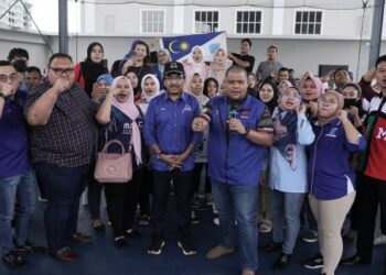 JOHARI Abdul Ghani (tengah) bergambar bersama sebahagian daripada belia ketika mengadakan pertemuan dengan golongan belia pada Majlis Ramah Mesra Bersama Pengundi Belia di Kuala Lumpur. - FOTO/MOHD. FARIZWAN HASBULLAH