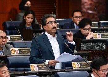 JOHARI Abdul Ghani semasa sesi pertanyaan bagi jawab lisan di Dewan Rakyat hari ini.