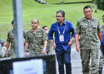 JOHARI Abdul Ghani ketika hadir untuk meninjau pusat pengundian awal Rejimen 515 Askar Wataniah, Jalan Buku Lima di Kuala Lumpur hari ini.  