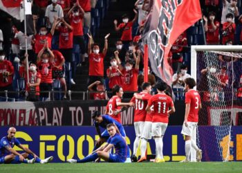 PEMAIN JDT kecewa selepas David Moberg Karlsson (tiga, kanan) meraikan jaringan Urawa Red Diamonds dalam saingan Liga Juara-Juara di Stadium Saitama, Saitama malam tadi. - AFP