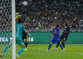 PENYERANG JDT, Fernando Forestieri (dua kanan) melakukan tendangan ke arah gawang gol Terengganu FC dalam final Piala FA di Stadium Nasional Bukit Jalil, sebentar tadi. - UTUSAN/FARIZ RUSADIO