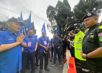 KAMARUL ZAMAN MAMAT (kanan) bertemu dengan calon BN Parlimen Pulai, Nur Jazlan Mohamed (dua kiri) di Pusat Penamaan Calon Dewan Jubli Intan Sultan Ibrahim, Johor Bahru.