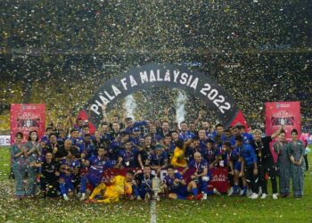 PEMAIN JDT meraikan kejayaan muncul juara Piala FA selepas menumpaskan Terengganu FC dalam perlawanan akhir di Stadium Nasional Bukit Jalil malam ini. - UTUSAN/SHIDDIQIEN ZON