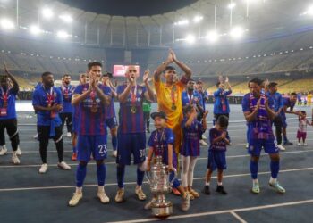 PEMAIN JDT meraikan kejayaan muncul juara Piala FA selepas menumpaskan Terengganu FC kelmarin. - UTUSAN/SHIDDIEQIIN ZON